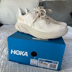 Women’s Hoka Clifton 8 size 5.5 💛🧡✨
